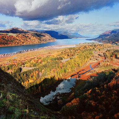 columbia-river-gorge-in-fall-from-near-crown-point-OR.jpg